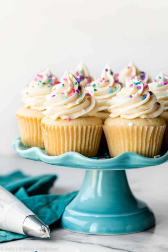 homemade-vanilla-cupcakes-with-vanilla-buttercream